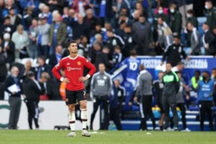 Premier League: Chelsea trở lại ngôi đầu, Manchester United thảm bại