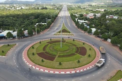 Quốc lộ 56 nối dài - tuyến tránh thành phố Bà Rịa, giúp rút ngắn khoảng cách vận chuyển hàng hóa từ các khu công nghiệp và hệ thống cảng biển Cái Mép-Thị Vải. (Ảnh: Huỳnh Ngọc Sơn/TTXVN)