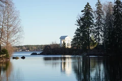 Công viên đá cảnh quan Mon Repos nằm bên Vịnh Vyborg được đặt theo tên Hoàng tử của Württemberg và hiện là khu bảo tồn độc đáo, một trong những công viên có cảnh quan đẹp nhất. (Ảnh: TTXVN)