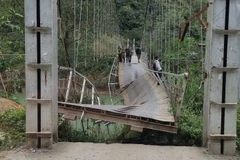 Cao Bằng: Ôtô chở hàng quá tải, làm sập cầu treo rơi xuống vực 