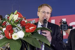 Ứng cử viên hàng đầu của CDU đồng thời là Thủ hiến bang Schleswig-Holstein, ông Daniel Günther phát biểu trước những người ủng hộ, sau khi kết quả sơ bộ bầu cử Nghị viện bang được công bố, tại Kiel, miền Bắc Đức ngày 8/5. (Ảnh: AFP/TTXVN)
