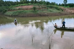 Lực lượng chức năng triển khai tìm kiếm cháu Thiện. (Ảnh: TTXVN phát)