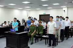 Các bị cáo nghe chủ tọa tuyên án. (Ảnh: An Đăng/TTXVN)