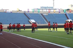 Đội tuyển U23 Singapore đến tham quan sân Thiên Trường. (Ảnh: Công Luật/TTXVN)