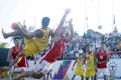 Pha tấn công xoay người 360 độ ghi điểm của cầu số 2, Nguyễn Quang Tú đội tuyển Việt Nam vào lưới của đội tuyển Thái Lan. (Ảnh: Quý Trung/TTXVN)