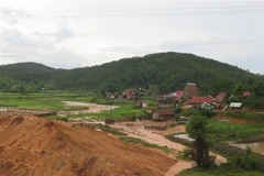 Làng Kon Bring (thị trấn Măng Đen, huyện Kon Plông) đang trở thành “mục tiêu” cho các đối tượng "vẽ" dự án và dụ dỗ người dân trong làng bán đất sản xuất. (Ảnh: Dư Toán/TTXVN)
