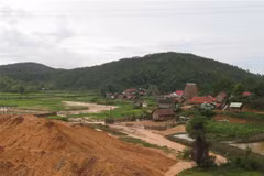 Làng Kon Bring (thị trấn Măng Đen, huyện Kon Plông) đang trở thành “mục tiêu” cho các đối tượng "vẽ" dự án và dụ dỗ người dân trong làng bán đất sản xuất. (Ảnh: Dư Toán/TTXVN)