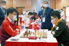 Kỳ thủ Lê Quang Liêm (Việt Nam) gặp Yeoh Li Tian (Malaysia). (Ảnh: Văn Đức/TTXVN)