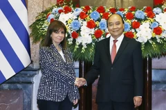 Chủ tịch nước Nguyễn Xuân Phúc và Tổng thống Hy Lạp Katerina Sakellaropoulou chụp ảnh chung tại lễ đón. (Ảnh: Thống Nhất/TTXVN)
