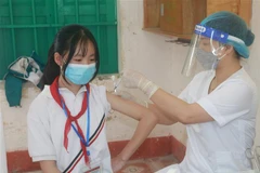 Tiêm vaccine phòng COVID-19 cho trẻ 11 đến dưới 12 tuổi tại Trường Trung học cơ sở Yên Định, huyện Hải Hậu, tỉnh Nam Định. (Ảnh: Văn Đạt/TTXVN)