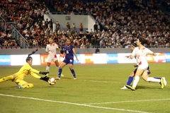 Pha tấn công về khung thành Campuchia của đội Philippines.(Ảnh: Anh Tuấn/ TTXVN)