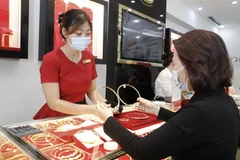 Khách mua bán vàng tại Công ty Kinh doanh vàng, bạc Bảo tín Mạnh Hải, số 39 Nguyễn Trãi, Thanh Xuân, Hà Nội. (Ảnh: Trần Việt/TTXVN)