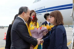 Chủ nhiệm Văn phòng Chủ tịch nước Lê Khánh Hải đón Tổng thống Cộng hòa Hy Lạp Katerina Sakellaropoulou tại sân bay quốc tế Nội Bài. (Ảnh: An Đăng/TTXVN)