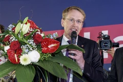 Ứng cử viên hàng đầu của CDU đồng thời là Thủ hiến bang Schleswig-Holstein, ông Daniel Günther phát biểu trước những người ủng hộ, sau khi kết quả sơ bộ bầu cử Nghị viện bang được công bố, tại Kiel, miền Bắc Đức ngày 8/5. (Ảnh: AFP/TTXVN)