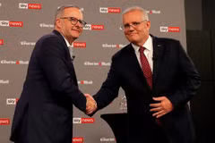 Thủ tướng đương nhiệm, lãnh đạo đảng Tự do, Scott Morrison (phải) và lãnh đạo Công đảng Anthony Albanese trong cuộc tranh luận trực tiếp trên truyền hình đầu tiên, ở Brisbane tối 20/4. (Ảnh: AFP/TTXVN)