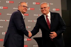 Thủ tướng đương nhiệm, lãnh đạo đảng Tự do, Scott Morrison (phải) và lãnh đạo Công đảng Anthony Albanese trong cuộc tranh luận trực tiếp trên truyền hình đầu tiên, ở Brisbane tối 20/4. (Ảnh: AFP/TTXVN)