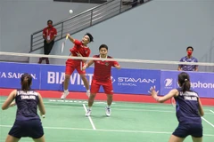 Vận động viên cầu lông Jongkolphan Kittitharakul và Rawinda Prajongjal (Thái Lan-áo xanh) thắng vận động viên cầu lông Apriyani Rahayyu và Siti Fadia Silva Ramadhanti (Indonesia-áo đỏ) nội dung đồng đội nữ. (Ảnh: Danh Lam/TTXVN)