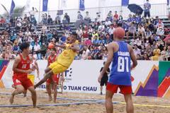 Pha tấn công xoay người 360 độ ghi điểm của cầu thủ đội tuyển Việt Nam vào lưới của đội tuyển Thái Lan. (Ảnh: Quý Trung/TTXVN)