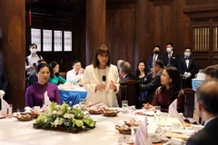 Tổng thống Hy Lạp Katerina Sakellaropoulou phát biểu tại buổi tiệc trà. (Ảnh: An Đăng/TTXVN)