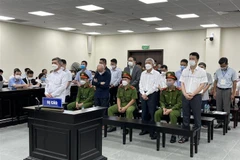 Các bị cáo nghe tòa tuyên án. (Ảnh: TTXVN phát)