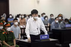 Bị cáo Trương Quốc Cường trả lời câu hỏi của Hội đồng xét xử ngày 12/5. (Ảnh: An Đăng/TTXVN)
