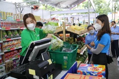 Đông đảo công nhân, người lao động mua sắm tại Ngày hội công nhân - Phiên chợ nghĩa tình năm 2022. (Ảnh: Thanh Vũ/TTXVN)