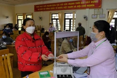 Ngân hàng Chính sách Xã hội giải ngân cho vay hỗ trợ việc làm và cho vay học sinh, sinh viên. (Ảnh: Đặng Tuấn/TTXVN)