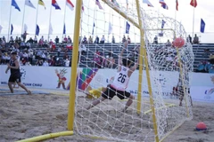 Pha tấn công ghi điểm của đội tuyển Việt Nam vào lưới của đội tuyển Singapore. (Ảnh: Quý Trung/TTXVN)