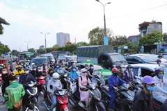 Lúc 17 giờ 30 phút chiều 2/5, dòng người và phương tiện quay lại Hà Nội tăng đột biến gây ra ùn tắc cục bộ tại cửa ngõ phía Nam. (Ảnh: Hoàng Hiếu/TTXVN)