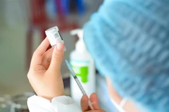 Chuẩn bị vaccine phòng COVID-19 để tiêm cho trẻ em. (Ảnh: Văn Dũng/TTXVN)