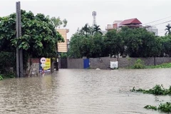 Nhiều khu dân cư tại thành phố Thái Nguyên hiện vẫn ngập sâu trong nước. (Ảnh: Quân Trang/TTXVN)