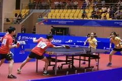 Trận chung kết đôi nữ giữa vận động viên số 44 Suthasini Sawettabut và VĐV số 45 Orawan Paranang (Thái Lan áo vàng) đối đầu vận động viên số 37 Zhou Jingyi và VĐV số 39 Zeng Jian (Singapore áo đỏ). (Ảnh: Quý Trung/TTXVN)