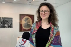 Cô Amandine Dabat, hậu duệ đời thứ năm của vua Hàm Nghi tổ chức triển lãm. (Ảnh: Thu Hà/TTXVN)