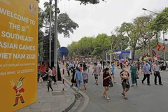 Biểu ngữ chào SEA Games 31 trên phố đi bộ Đinh Tiên Hoàng. (Ảnh: Trần Việt/TTXVN)