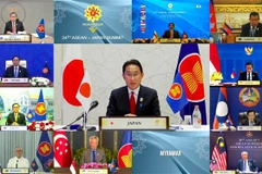  Thủ tướng Nhật Bản Fumio Kishida (giữa) dự Hội nghị cấp cao ASEAN - Nhật Bản theo hình thức trực tuyến, ngày 27/10/2021. (Ảnh: AFP/TTXVN)