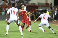 Phan Tuấn Tài (12) tả xung hữu đột trong vòng vây các cầu thủ U23 Myanmar. (Ảnh: Minh Quyết/TTXVN)