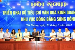 Đại diện lãnh đạo các tỉnh, thành phố ký chương trình phối hợp triển khai Bộ tiêu chí văn hóa kinh doanh Việt Nam. (Ảnh: Minh Thu/TTXVN)