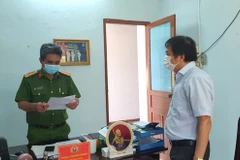 Ông Nguyễn Ngọc Duy nghe tống đạt quyết định khởi tố bị can hồi tháng 8/2021. (Nguồn: tuoitre.vn)