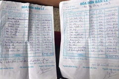 Hai phiếu tính tiền được du khách đăng tải trên mạng xã hội phản ánh một số dịch vụ ăn uống với giá cao. (Ảnh: TTXVN phát)