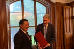 Bộ trưởng Tài chính Anh Philip Hammond tiếp Bộ trưởng Tài chính Đinh Tiến Dũng. (Ảnh: Diễm Quỳnh/Vietnam+)