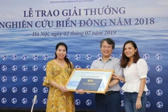 Lễ trao giải Báo chí xuất sắc về biển Đông năm 2018 cho hai tác giả Nguyễn Minh Hằng và Nhan Thanh Huyền với tác phẩm Hướng về Hoàng Sa-Trường Sa (Ban Biên tập tin Đối ngoại, TTXVN). (Ảnh: Lâm Khánh/TTXVN)
