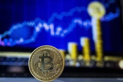 Đồng Bitcoin tại một quầy giao dịch ở Tel Aviv, Israel. (Nguồn: AFP/TTXVN)