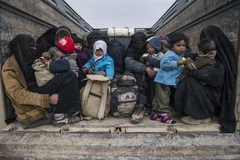 Người dân Syria sơ tán khỏi Baghouz, nơi cố thủ cuối cùng của các tay súng tổ chức Nhà nước Hồi giáo (IS) tự xưng. (Ảnh: AFP/TTXVN)