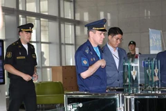 Các quan chức quốc phòng Nga tới tham dự cuộc họp về sự cố trên không với phía Hàn Quốc tại Seoul. (Ảnh: Yonhap/TTXVN)