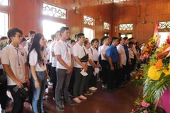 Đoàn Trại hè Việt Nam dâng hương tại khu di tích Kim Liên. (Ảnh: Nguyễn Oanh/TTXVN)