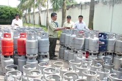 Kiểm tra một cơ sở sang chiết gas. Ảnh minh họa. (Ảnh: Chí Tưởng/TTXVN)