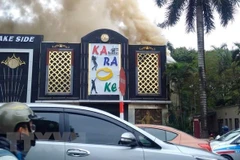 Hiện trường vụ cháy quán Karaoke Lake Side trên đường Nguyễn Hữu Thọ (Khu đô thị Linh Đàm, bán đảo Linh Đàm, quận Hoàng Mai, Hà Nội). (Nguồn: TTXVN)