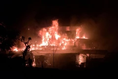 Khoảng 21 giờ 30 ngày 5/7, tại nhà hàng du thuyền Hải Âu trên sông Lô, thuộc tổ 6, phường Minh Xuân, thành phố Tuyên Quang đã xảy ra vụ cháy lớn, thiêu rụi hoàn toàn nhà hàng. (Ảnh Quang Đán/TTXVN)