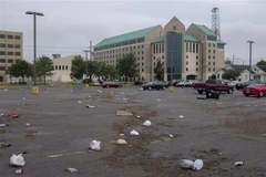 Cảnh ngổn ngang tại một bãi đỗ xe ở thành phố New Orleans, bang Louisiana sau khi mưa bão đổ bộ. (Nguồn: AFP/TTXVN)