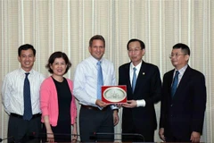 Ông Lê Thanh Liêm, Phó Chủ tịch Thường trực Ủy ban nhân dân Thành phố Hồ Chí Minh, (thứ hai từ phải sang) tiếp ông Todd Brady, Giám đốc Đối ngoại Tập đoàn Intel (giữa). (Ảnh: Xuân Khu/TTXVN)